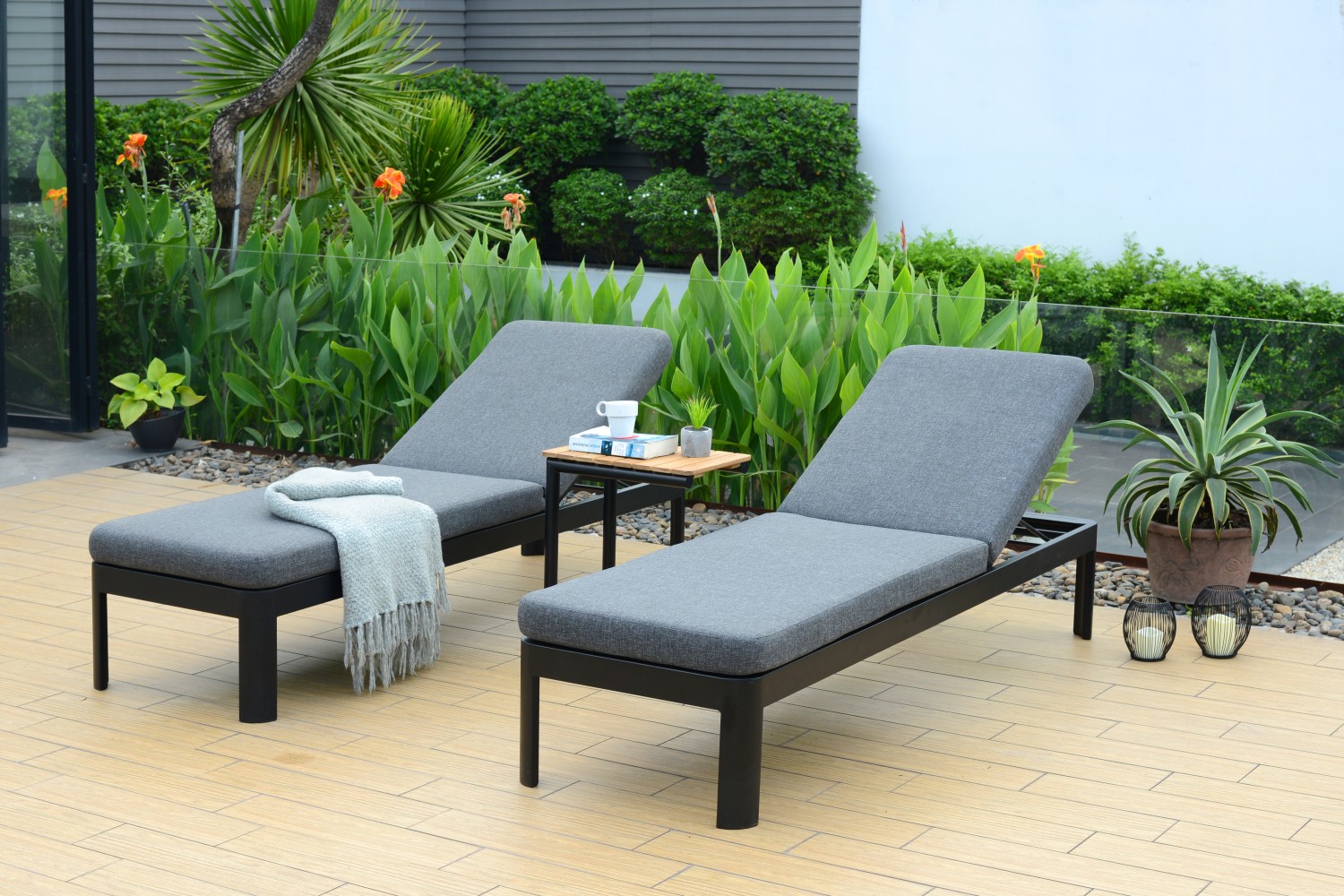 1. Portals sun lounger, wcsh 8824, Portals C-Shape side table 47x30cm, 55h, ALU BMB, WNT MEG 2-2, PN67878D, PN68247C (1)